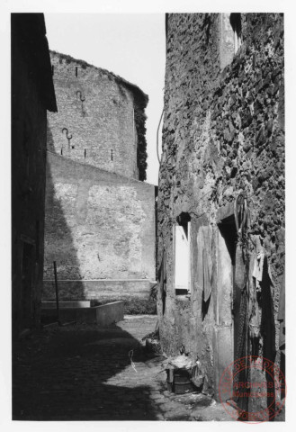 Tour de guet et meurtrière au bout de la rue du Fort à Rodemack, vue depuis la ruelle de la Forge