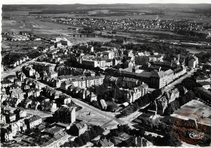 Thionville - Vue aérienne - Avenue Clémenceau et Place Victor-Hugo