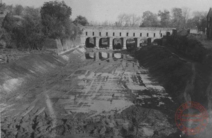 [Le Pont-écluse Nord, le bras mort de la Moselle est vidé pour être canalisé]