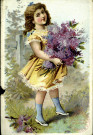 Enfant: fillette avec un bouquet de fleurs violettes.