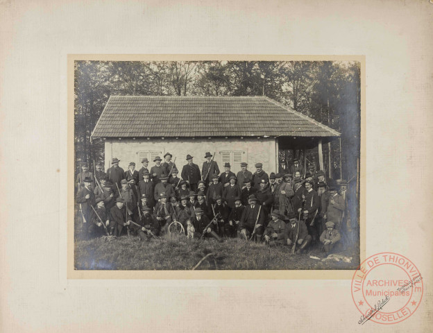 [Photographie d'un groupe de chasseurs lors de la fête de la Saint Hubert]