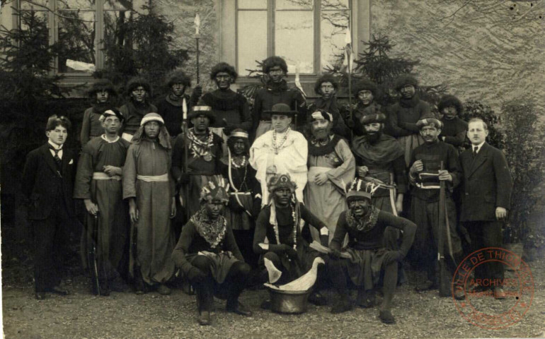 [Groupe de jeunes de Basse-Yutz déguisés pour interpréter une scène d'évangélisation dans les années 1920]