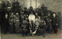 [Groupe de jeunes de Basse-Yutz déguisés pour interpréter une scène d'évangélisation dans les années 1920]