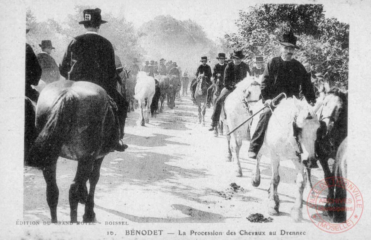 Cartes d'Autrefois (1890-1920) - Evénements et curiosités - Bénodet - La procession des chevaux au Drennec