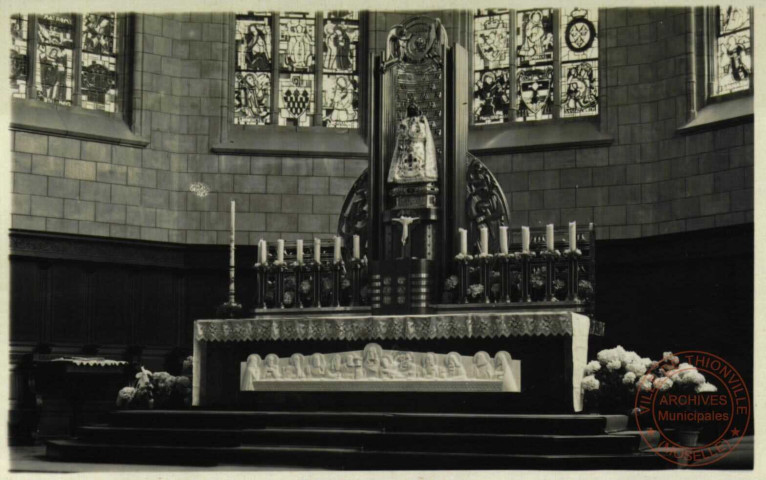 [Vierge noire sur un autel d'une église au Luxembourg]