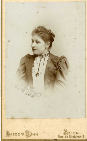 [Portrait de madame Dorsinfang-Magette à Etalle, vers 1890]