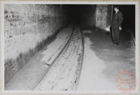 Galerie Charles. Le dallage recouvrant le caniveau a été cassé à la suite de déraillements et remplacé par des planches qui sont en mauvais état.