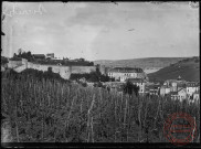 [Vue en hauteur de Sierck-les-Bains, à gauche le château des Ducs de Lorraine]