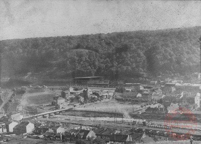 Vue panoramique de Moyeuvre-Grande et de l'usine sidérurgique, au milieu l'église Saint-Gorgon et à droite l'église protestante et la place de la République