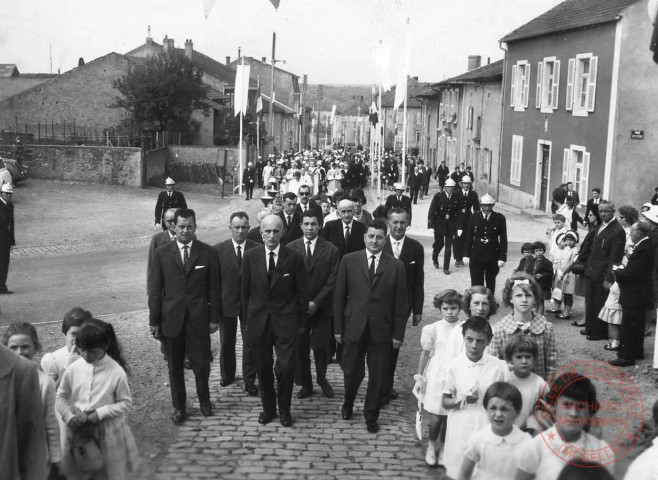 [Procession avec l'abbé HANNE à Kuntzig, Grand Rue en face et rue de l'Ecole à droite]