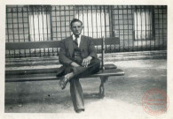 Portrait d'un homme assis sur un banc
