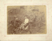 [Photographie de Léon et Louise Martha avec Gisbert Heuertz en 1908]