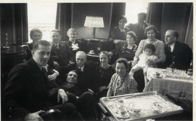 [Photographie de la famille Marha à l'intérieur d'une maison]
