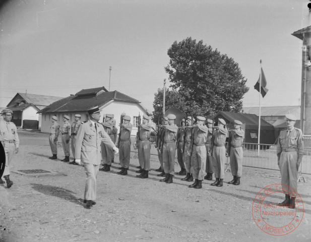 [Défilé militaire du 40e RT au Quartier Guyon-Gellin de Hettange-Grande]