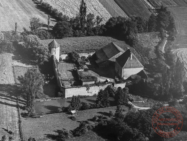 Vue aérienne du Burg, ferme fortifiée du XVIIe de Puttelange-lès-Thionville