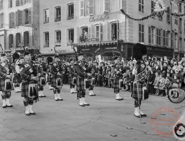 [Saint-Nicolas, défilé, fanfare écossaise]