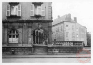 Hôtel de Ville - au fond l'ancienne maison des Créhange-Pittange - Thionville