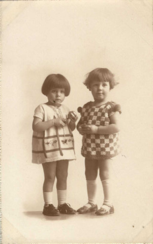 [Photographie de la petite Mady Martha avec une autre petite fille]