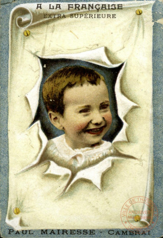 Enfant: souriant.