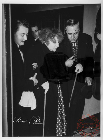 Prix Goncourt 1949 : L'écrivain COLETTE, membre du jury du prix Goncourt arrive au restaurant Drouant.