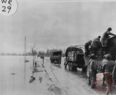 Dans les camions, on aperçoit du matériel pour lancer un pont du génie. Gavisse, en novembre 1944