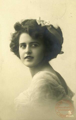 [Portrait d'une jeune femme regardant derrière elle avec un nœud dans les cheveux]