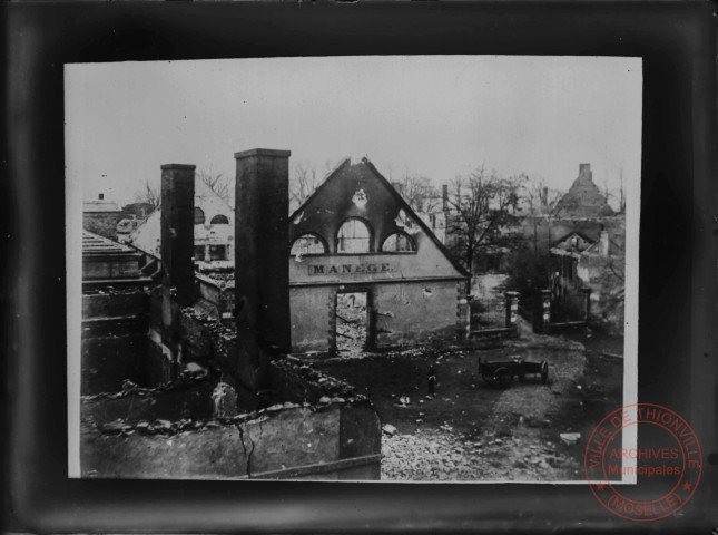 Ancien Manège à proximité de l'actuelle rue du Manège. Place Général Hugo et temple protestant. Guerre de 1870-1871