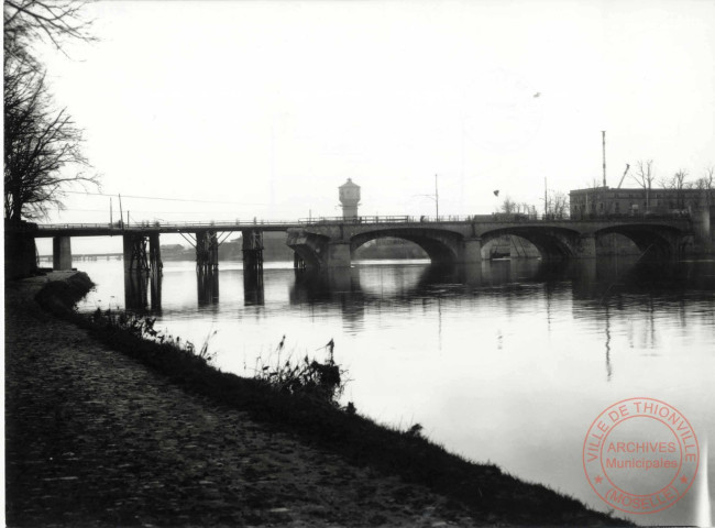 Le pont de 1846 et détruit en 1940 et le pont provisoire