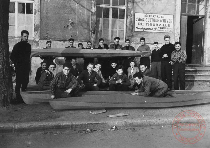 [Photo de groupe d'apprentis posant avec des kayaks devant l'école d'agriculture d'hiver de Thionville]