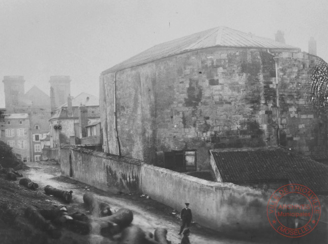 [La Tour aux Puces, l'église Saint-Maximin en fond]