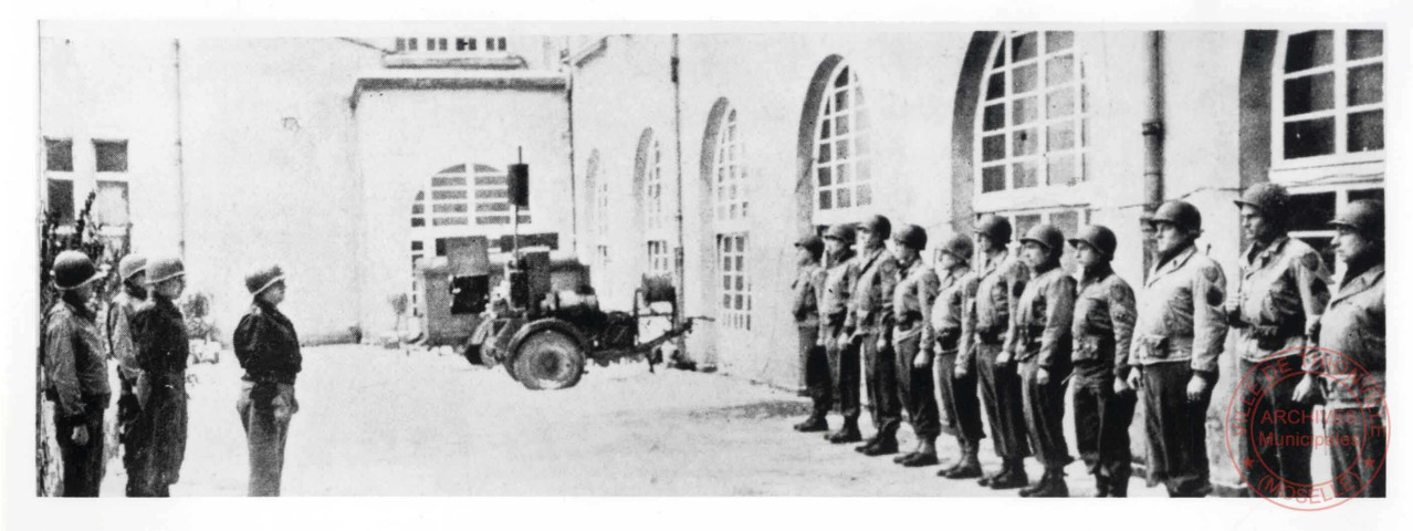 Le général Walker décore les soldats méritants