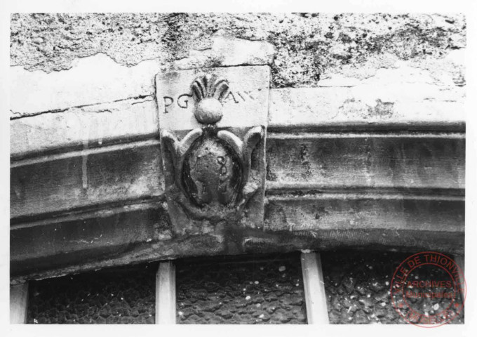 Linteau de porte daté 1807, situé au 21 avenue du Général de Gaulle à Cattenom