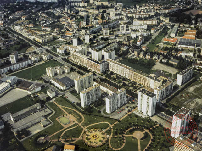 Vue aérienne de Thionville - En premier plan le parc Mandela suivi de l'Allée de la Libération, puis au fond la Côte des Roses