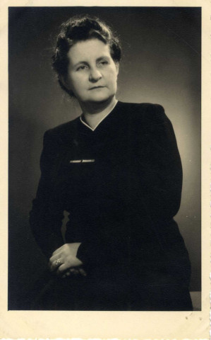 [Photographie d'une dame en décembre 1945]