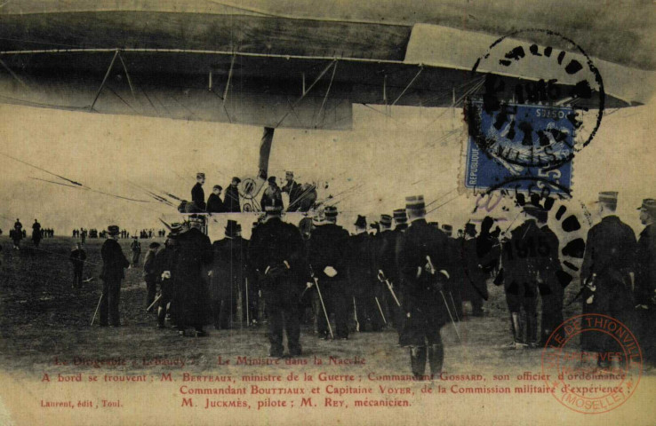 Le Dirigeable Lebaudy - Le Ministre dans la Nacelle - A bord se trouvent: M. Bertaux, Ministre de la Guerre - Commandant Gossard, son officier d'ordonnance - Commandant Bouttiaux et Capitaine Voyer, de la Commission militaire d'expérience - M. Juckmès, pilote - M. Rey, mécanicien