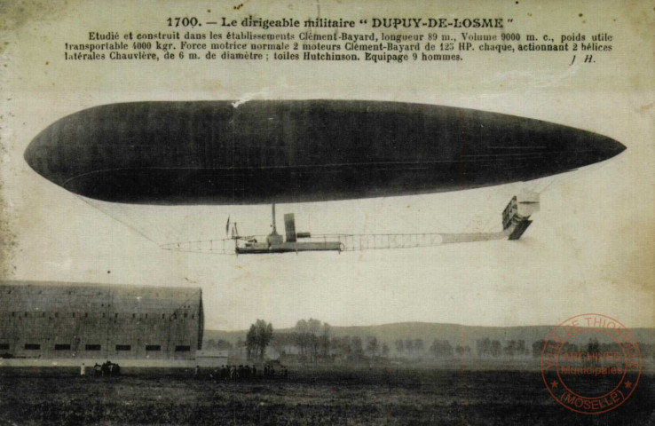 Le dirigeable militaire 'Dupuy-de-Losme'. Etudié et construit dans les établissements Clément-Bayard, longueur 89 m. Volume 9000 mc, poids utile transportable 4000 kg. Force motrice normale 2 moteurs Clément-Bayard de 125 HP, chaque, actionnant 2 hélices latérales Chauvière, de 6m. de diamètre : toiles Hutchinson. Equipage 9 hommes.