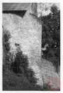 Château de Roussy-le-Bourg (commune de Roussy-le-Village). Remparts côté rue du Bourg