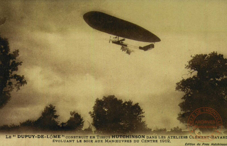 Le 'Dupuy-de-Lôme' construit en Tissus Hutchinson dans les ateliers Clément-Bayard, évoluant le soir aux Manoeuvres du Centre 1912.