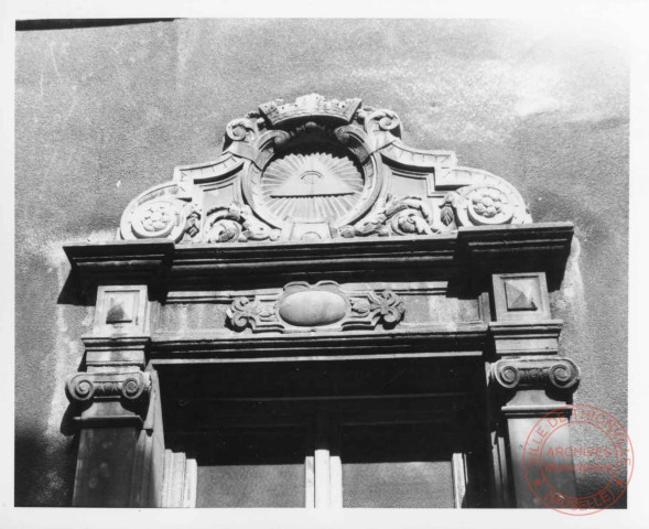 Cour intérieure du tribunal, fenêtre (détail "œil de la providence" surmonté d'une couronne) - Thionville