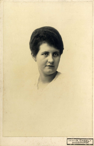 [Portrait de Yvonne Hourte dans les années 1910]