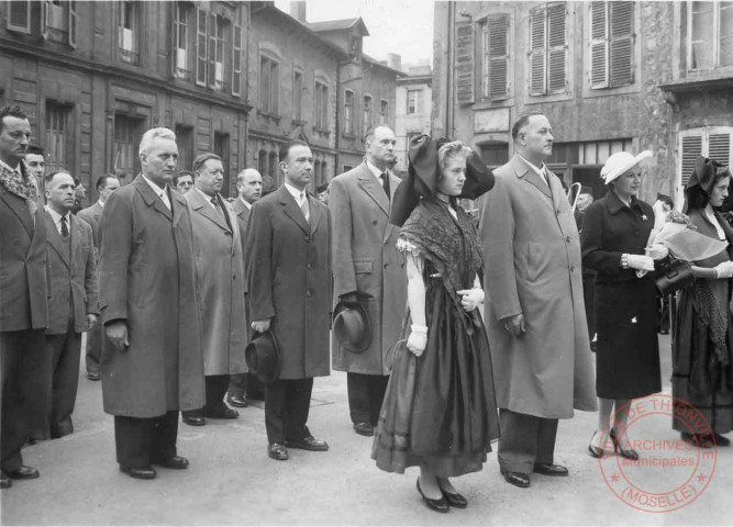 [Manifestation patriotique, place Claude Arnoult, puis place de l'Eglise - Apparemment une visite ministérielle]