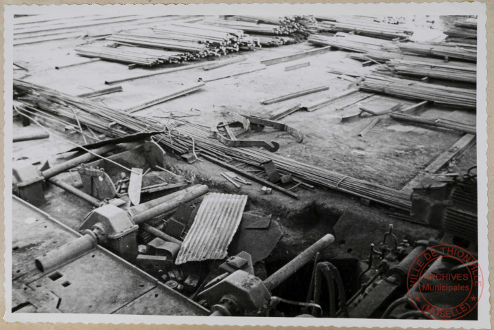 Parachèvement. Halle 8. Rouleaux du train de 420 près du refroidisseur. Désordre du chantier. Platelage disparu.