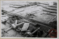 Parachèvement. Halle 8. Rouleaux du train de 420 près du refroidisseur. Désordre du chantier. Platelage disparu.