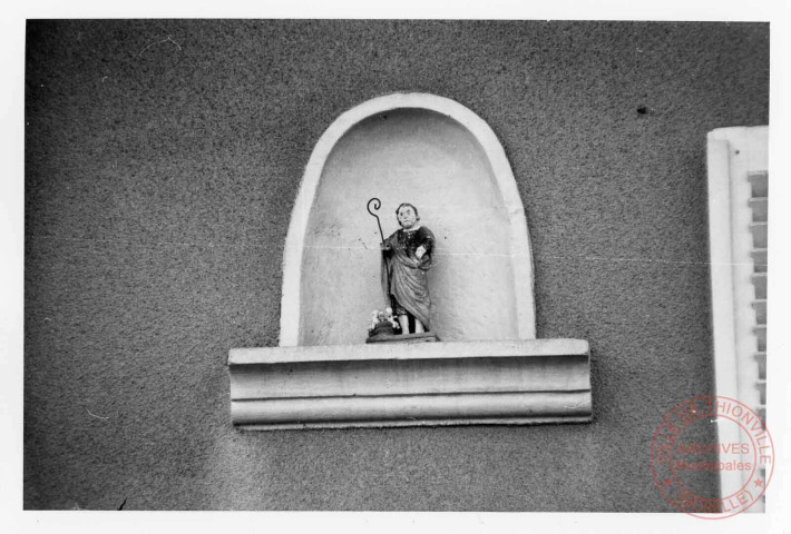 6 rue du Moulin à Basse-Parthe (commune de Boust). Ancien moulin. Statuette de Saint-Nicolas dans une niche sur la façade