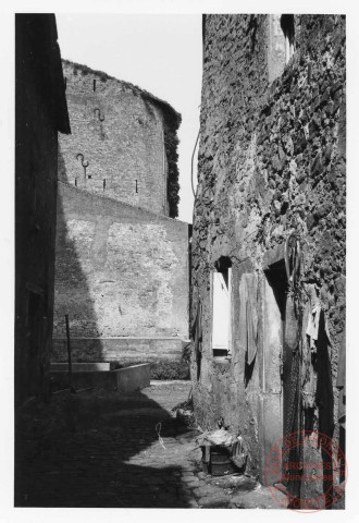 Tour de guet avec meutrière vue depuis la ruelle de la Forge à Rodemack
