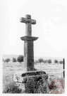Bildstock situé au lieu-dit Schelleboschweg à Roussy-le-Village. Croix érigée en 1660 pour Sondag Raves, de Roussy. Christ en croix ; fleur