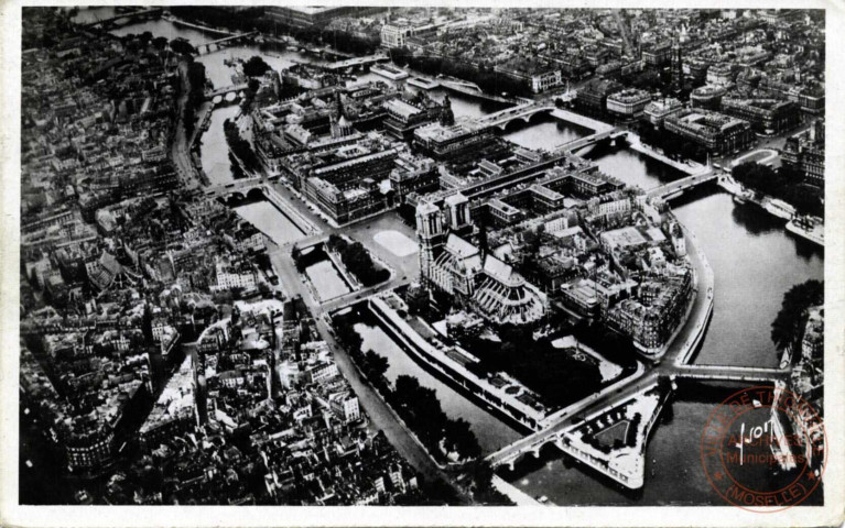 Paris... en flanant - Les Bouquinistes du quai de la Tournelle - Notre-Dame - La Seine et L'Île de la Cité