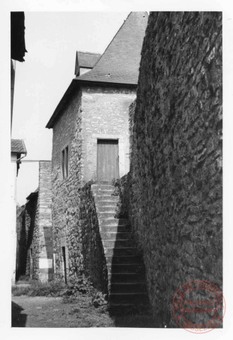 Ruelle à proximité de la porte de Sierck à Rodemack. Escalier d'accès à la tour et au chemin de ronde
