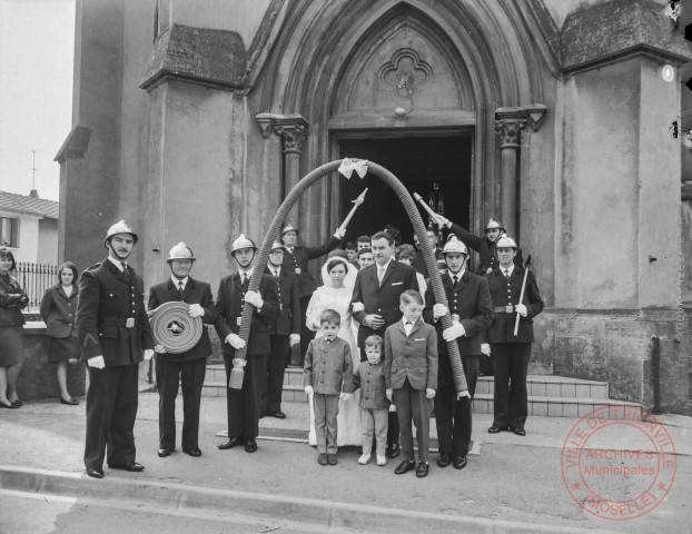 [Mariage dont le mari est pompier, église Saint-Hubert de Illange]