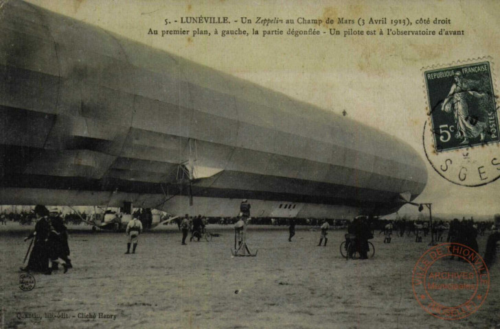 Lunéville - Un Zeppelin au Champ de Mars (3 avril 1913), côté droit. Au premier plan, à gauche, la partie dégonflée - Un pilote est à l'observatoire d'avant